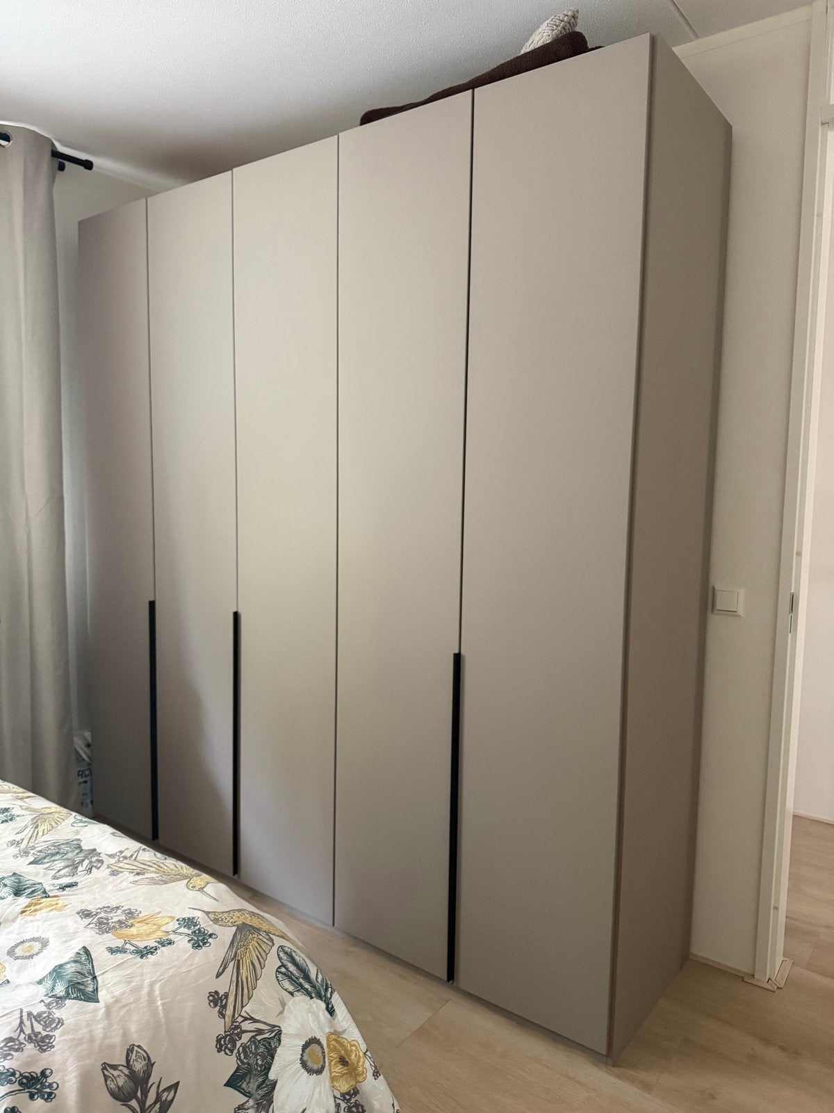 Kledingkast Milaan 5-deurs greige 236x225x58 cm + planken LB, Huis en Inrichting, Kasten | Kledingkasten, Ophalen, 200 cm of meer