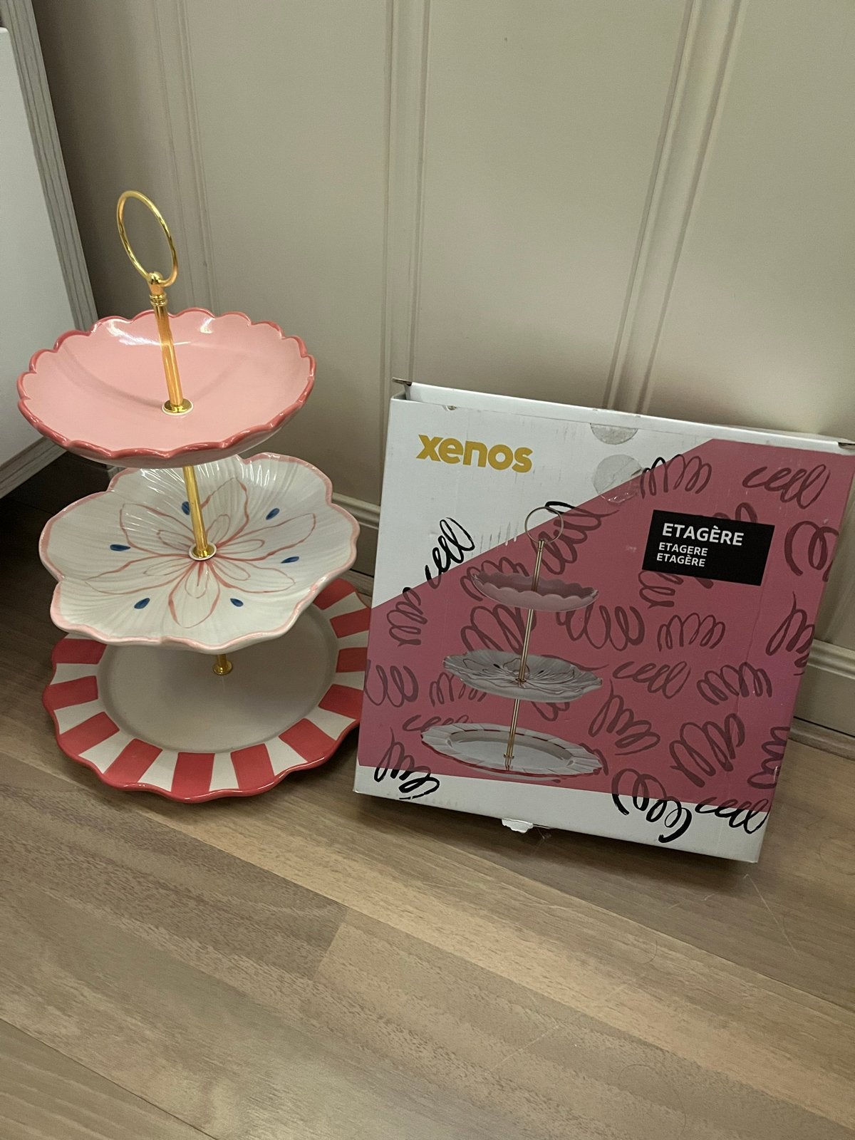 Nieuwe Xenos etagère - 3 lagen, roze/wit, bloemmotief, Ophalen of Verzenden, Nieuw, Etagère, Steen/keramiek