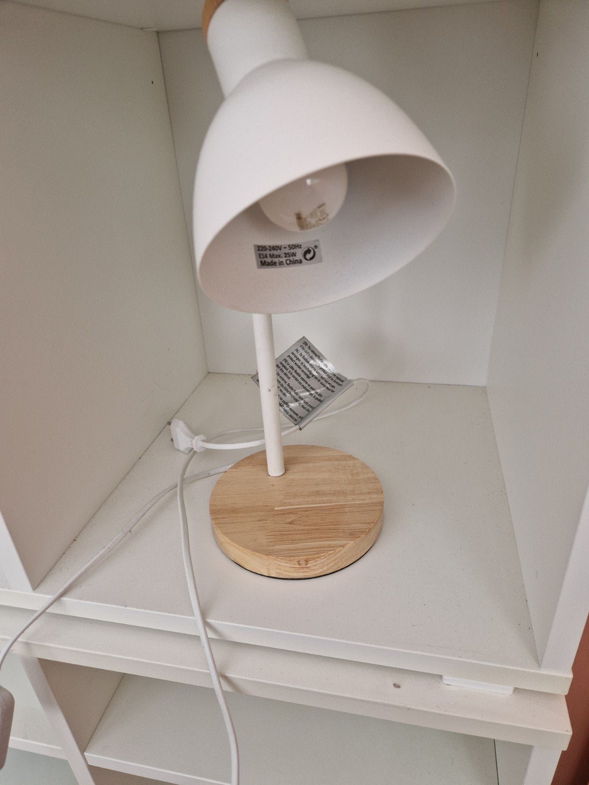 Witte bureaulamp met houten voet, E14 fitting, Huis en Inrichting, Lampen | Tafellampen, Ophalen, Bureaulamp, Gebruikt, E14 (klein)