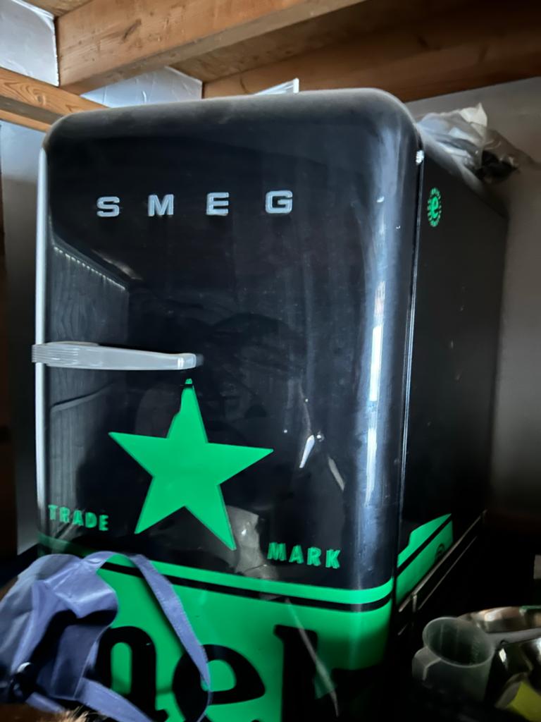 Smeg Heineken Koelkast - Zwart met Groene Ster, Witgoed en Apparatuur, Koelkasten en IJskasten, Zonder vriesvak, 100 tot 150 liter