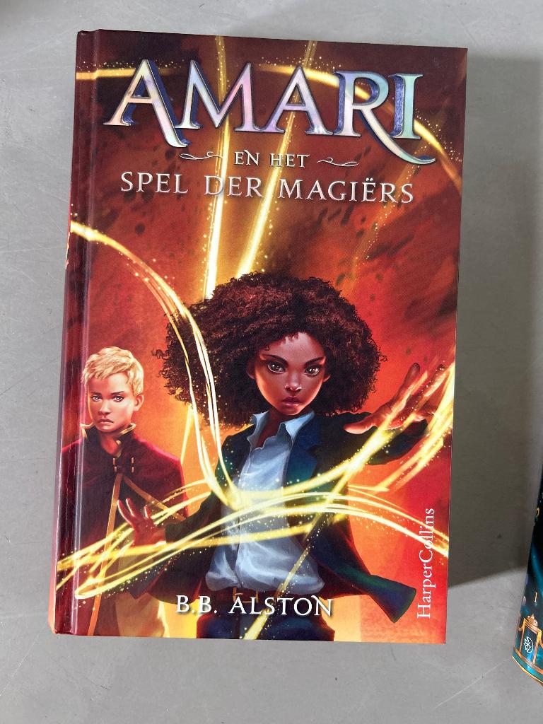 Amari en het spel der magiërs, Alston, Ophalen of Verzenden, Zo goed als nieuw, Fictie