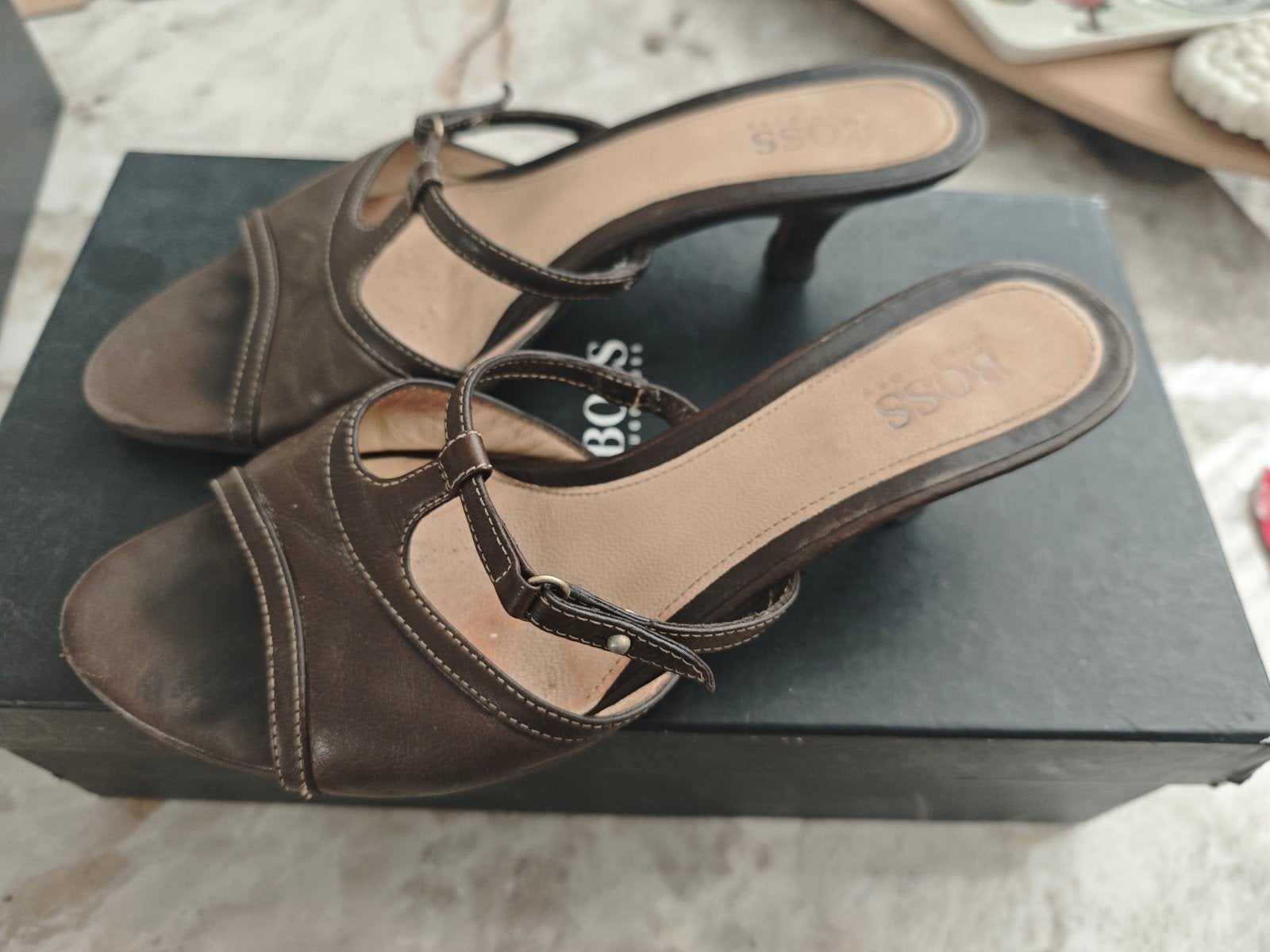 Hugo Boss bruin leren muiltjes maat 37 met reserve hakjes, Bruin, Gedragen, Hugo Boss, Sandalen of Muiltjes