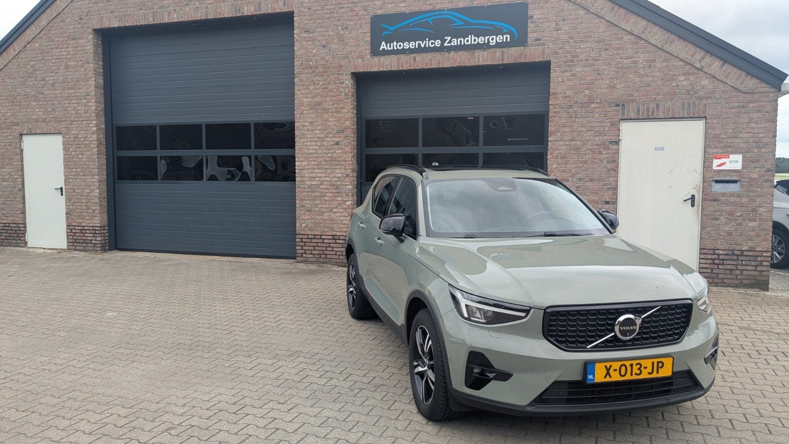 Volvo XC40 B3 163pk Mild Hybrid Aut 2023 Groen, Auto's, Volvo, Zwart, 4 cilinders, 1969 cc, 163 pk