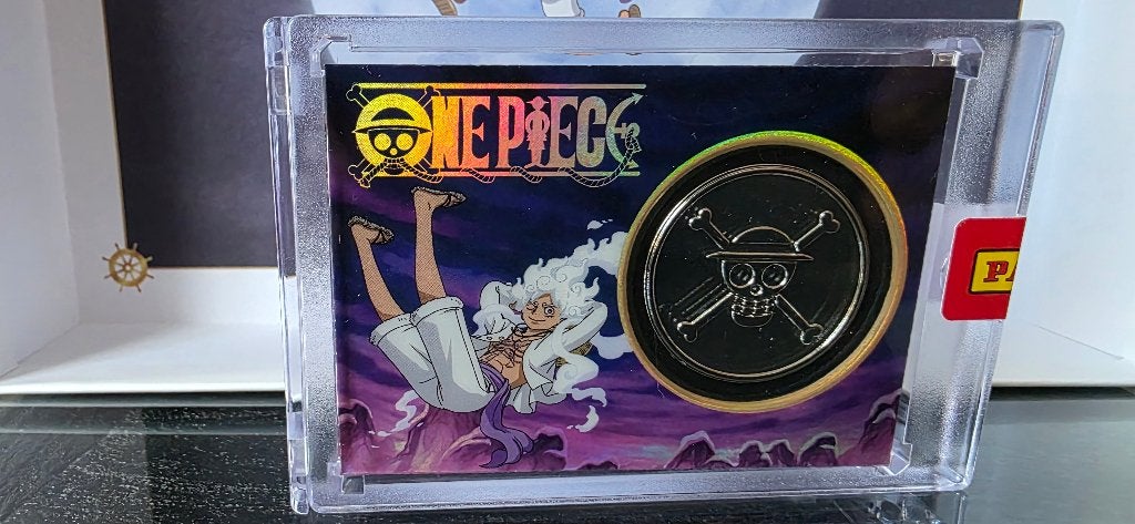 Panini One Piece Gear 5 Luffy Silver Icon Coin Card SEALED, Ophalen of Verzenden, Zo goed als nieuw, Losse kaart