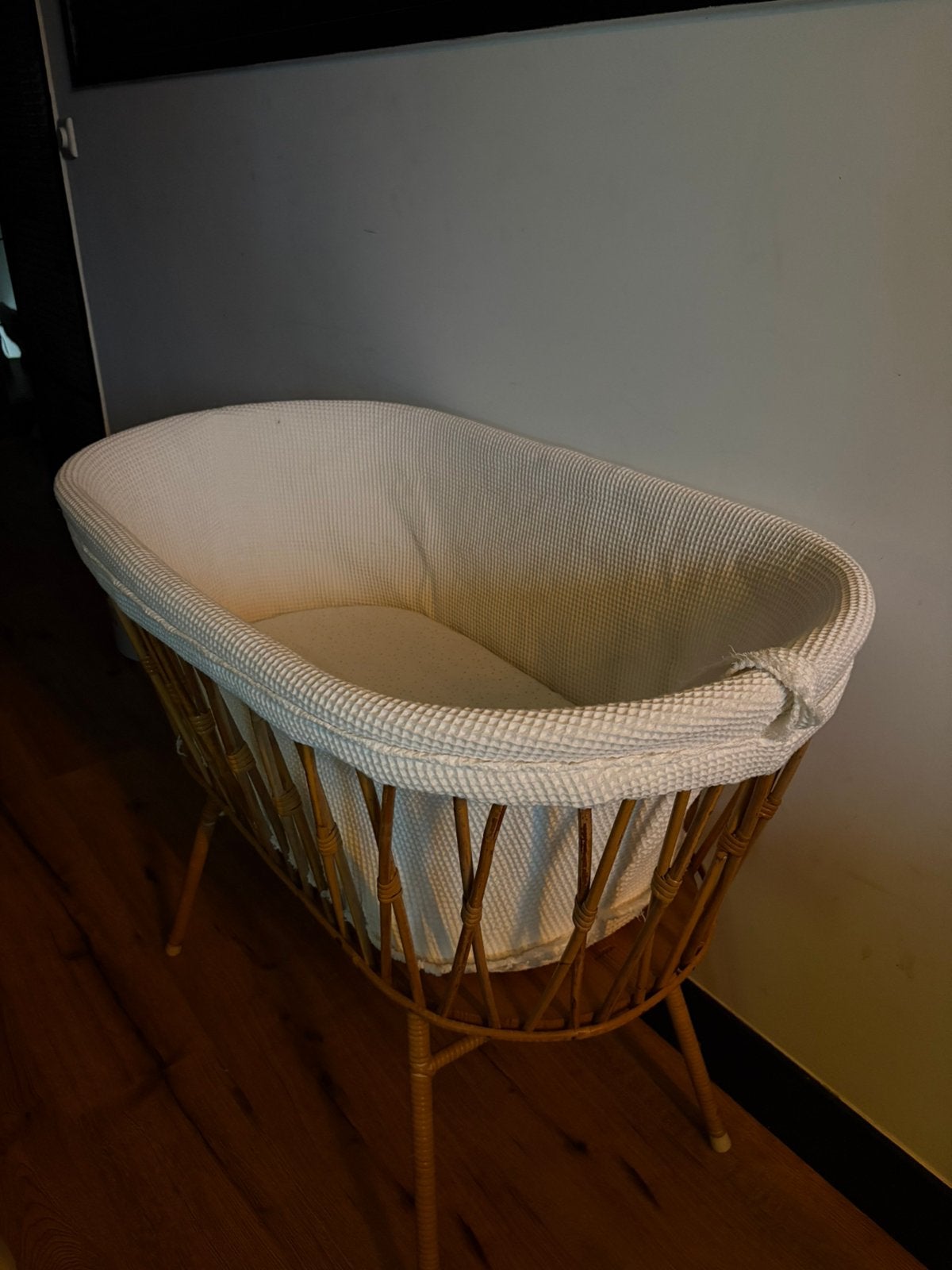 Vintage rotan babywiegje met matrasje en bekleding, Ophalen, Zo goed als nieuw, Wieg