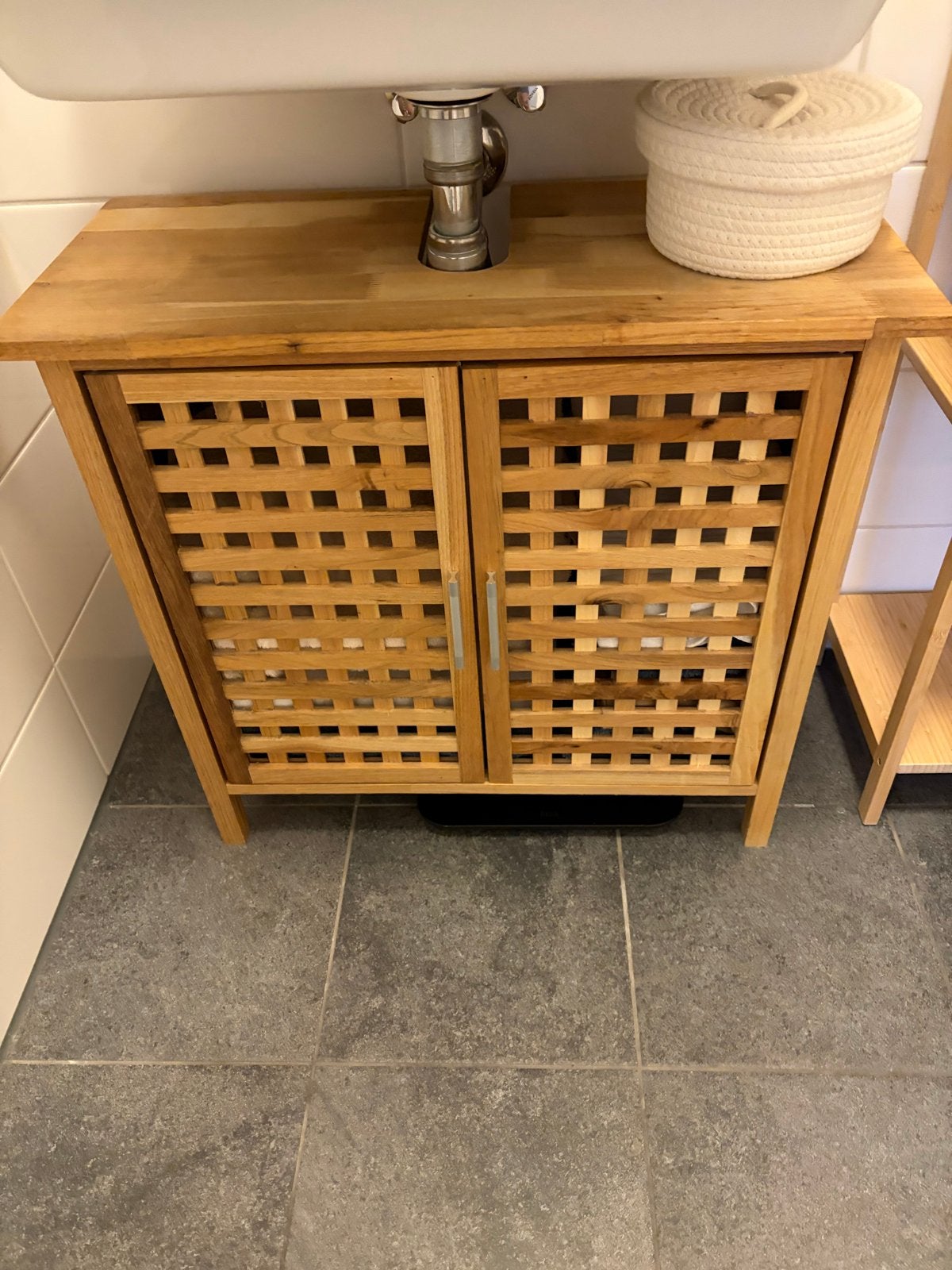 Houten wastafelkastje met roosterdeuren, Ophalen, Gebruikt, 50 tot 100 cm, Minder dan 100 cm
