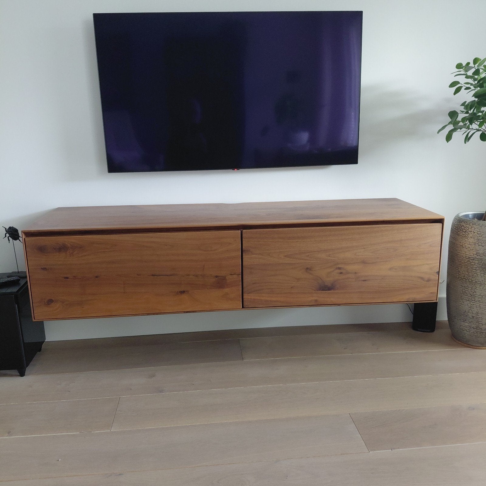tv meubel vic van Goossens wonen zwevend, Huis en Inrichting, 100 tot 150 cm, Ophalen of Verzenden, Zo goed als nieuw, Grenenhout