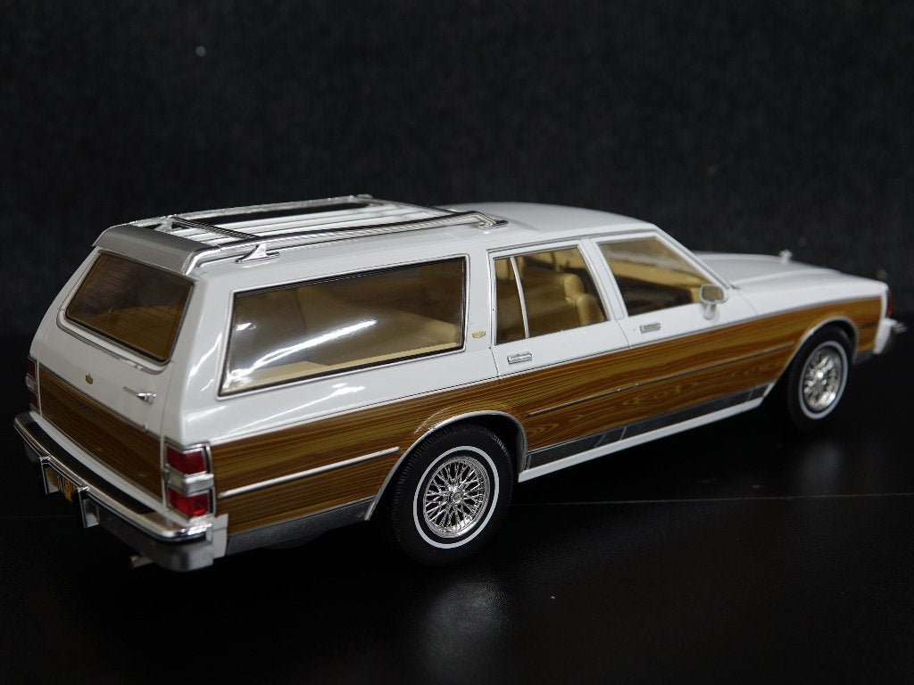 MCG 1:18 1985 Chevrolet Caprice Estate Wagon wit / hout, Overige merken, MCG, Auto, Onbekend