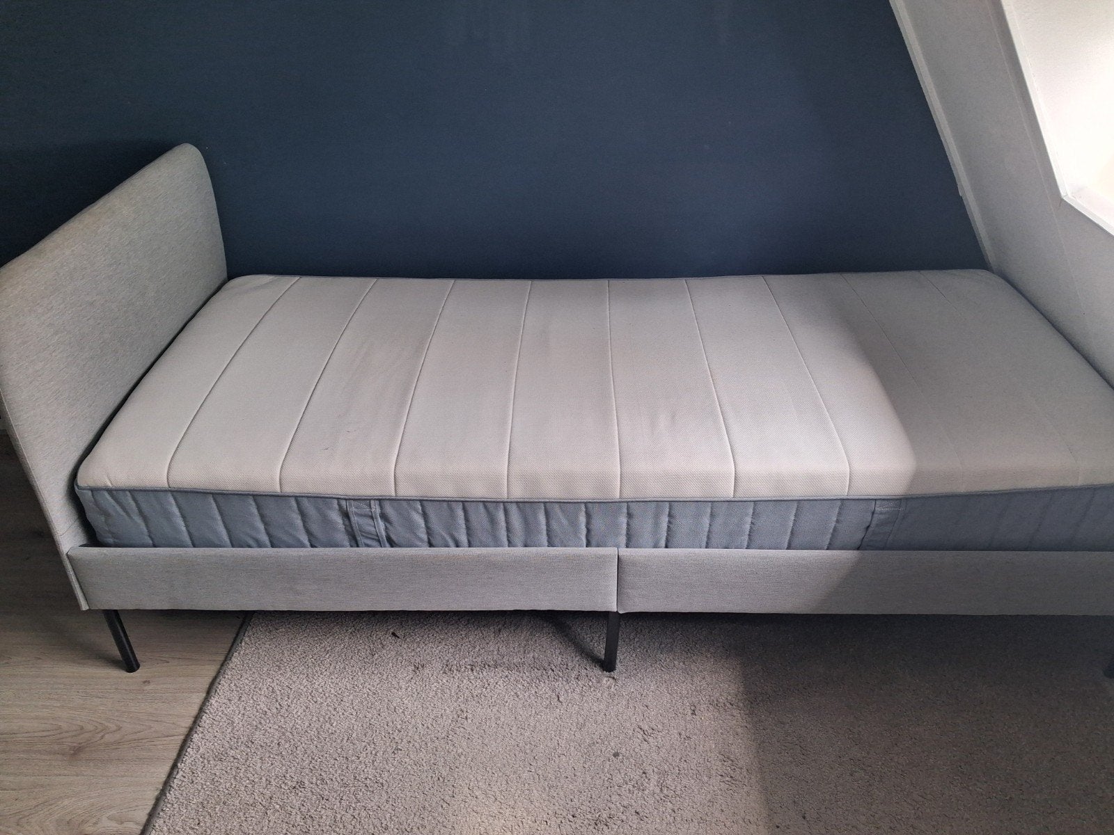 IKEA SLATTUM bed met matras - 90x200 cm, Huis en Inrichting, Slaapkamer | Bedden, Ophalen, 90 cm, Eenpersoons, Zo goed als nieuw