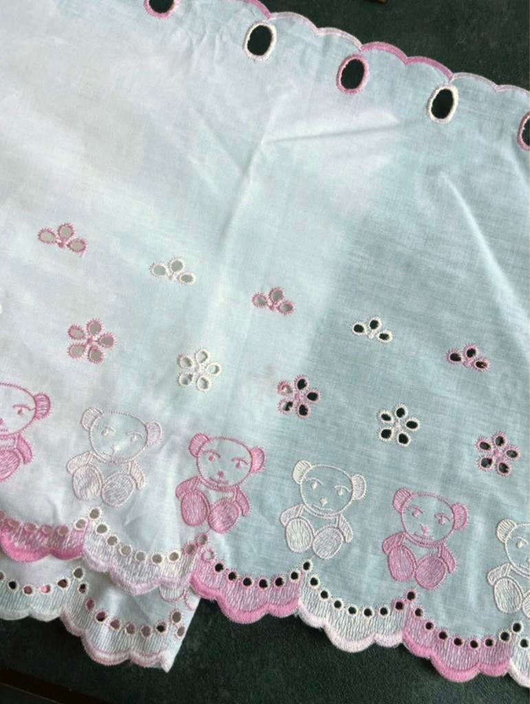 Witte valletjes stof met roze beertje 31 cm hoog, Wit, Nieuw, Ophalen of Verzenden, 200 cm of meer