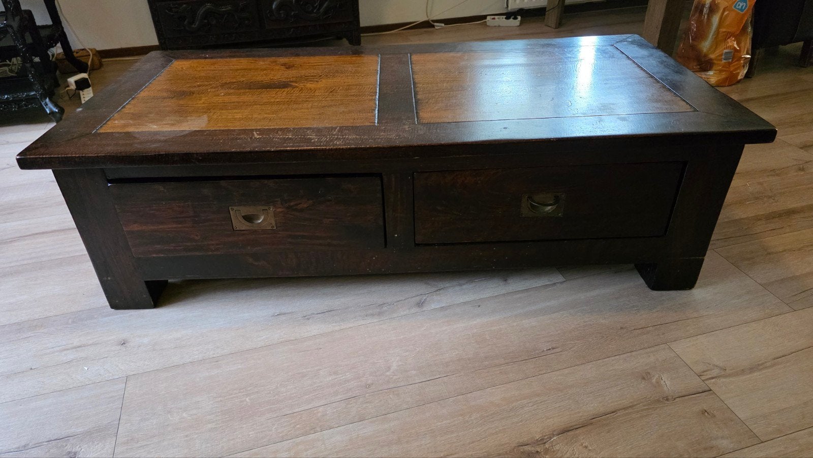 Massieve salontafel in koloniale stijl met 2 lades, Ophalen, 50 – 75, Gebruikt, 100 tot 150 cm