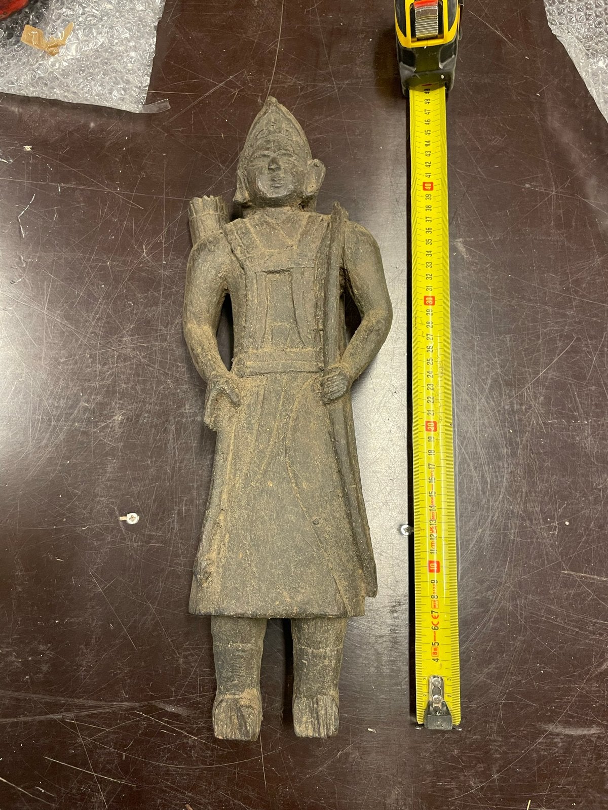 antiek houten sculptuur van een krijger, jager of godheid, Antiek en Kunst, Ophalen of Verzenden, Handgemaakt, 20 - 50 cm, Beeld