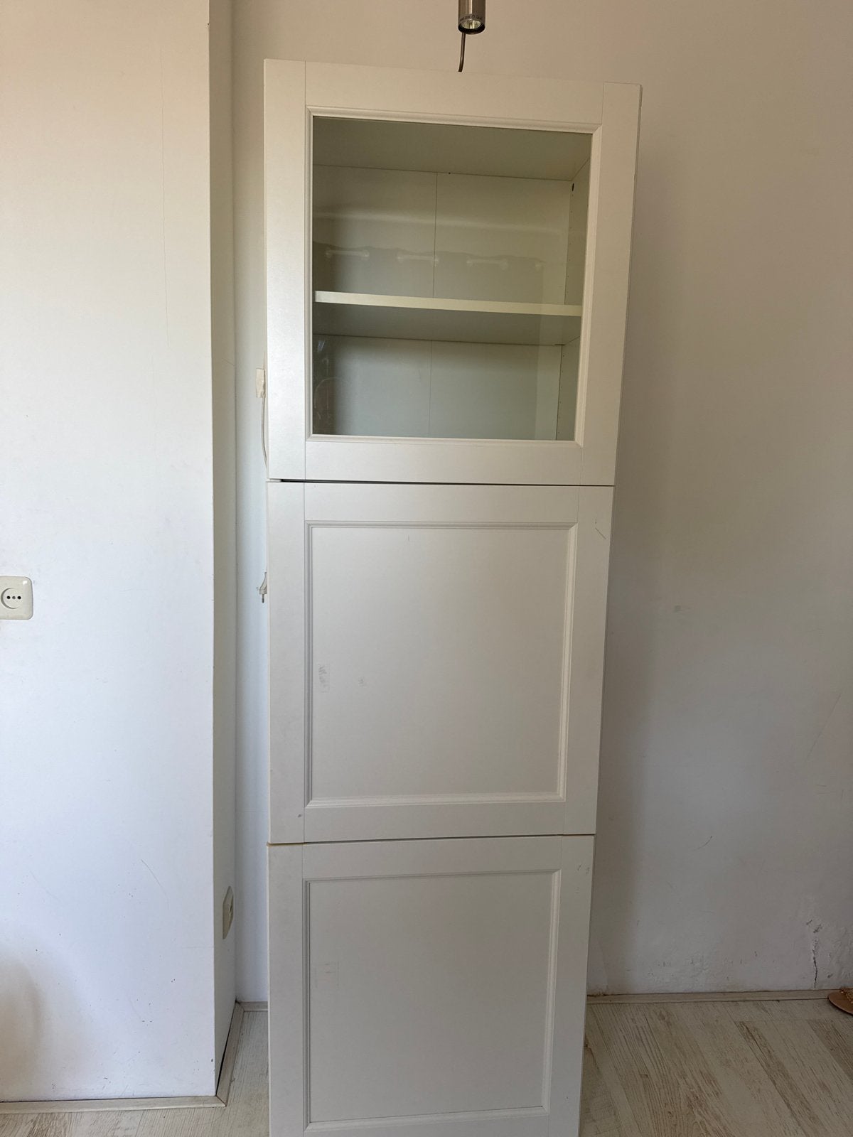 Witte kast met glazen en dichte deuren, Huis en Inrichting, Ophalen, Gebruikt, 50 tot 100 cm, 150 tot 200 cm