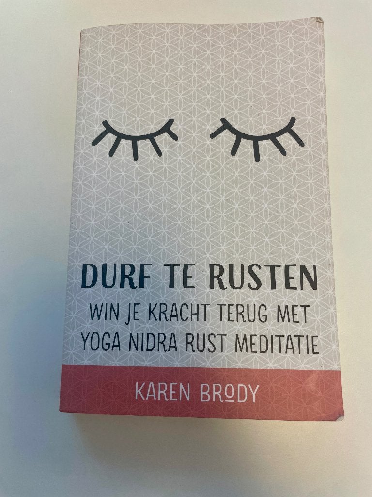 Boek Yoga Nidra | Durf te rusten | Karen Brody, Boeken, Ophalen of Verzenden, Zo goed als nieuw, Sociale psychologie