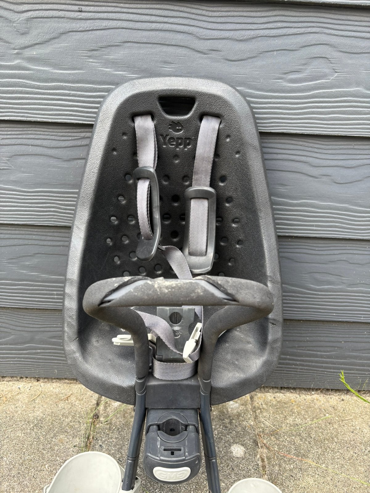 Thule Yepp mini inclusief adapter., Fietsen en Brommers, Fietsaccessoires | Fietsstoeltjes, Ophalen, Gebruikt, Voorzitje, Voetsteuntjes