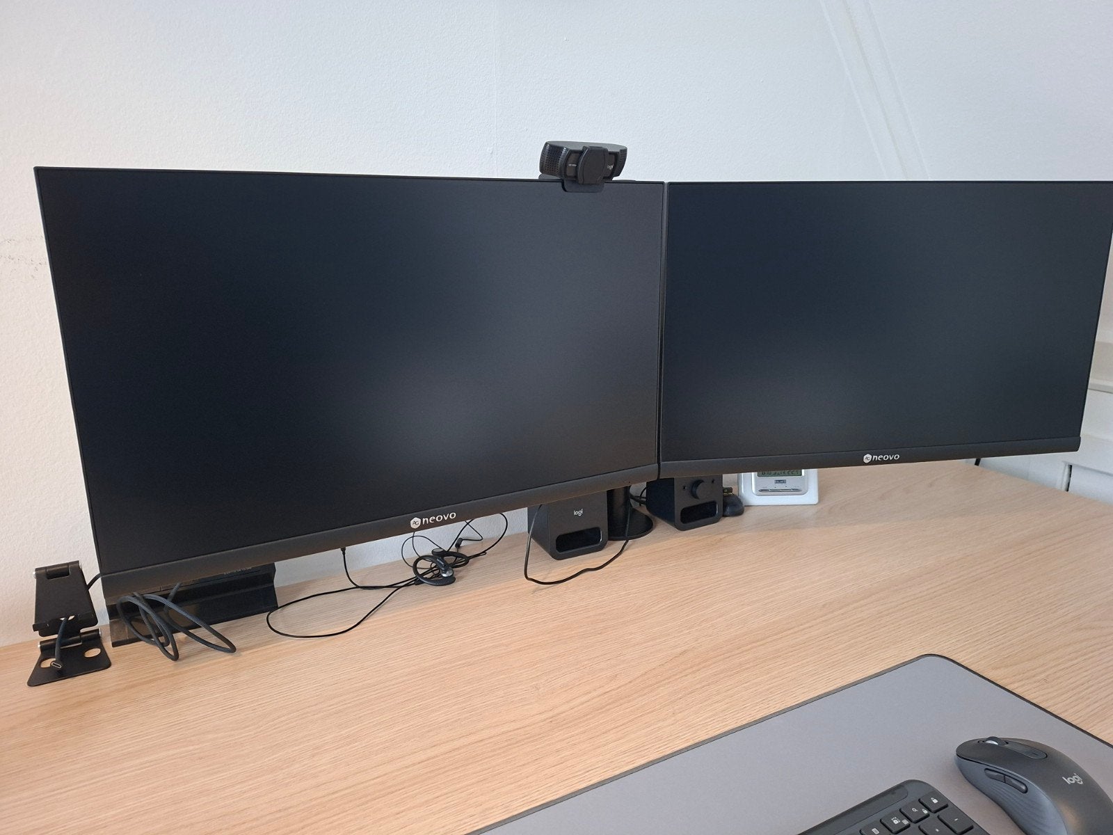 Twee Neovo 24 inch Full HD monitoren met dubbele monitorarm, HDMI, In hoogte verstelbaar, Full HD, Zo goed als nieuw
