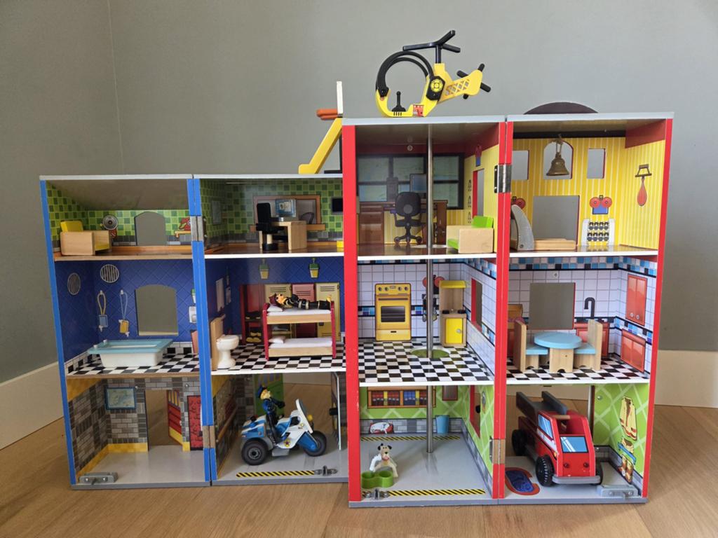 Leuk poppenhuis, brandweerkazerne en politiebureau, Ophalen, Zo goed als nieuw, Poppenhuis