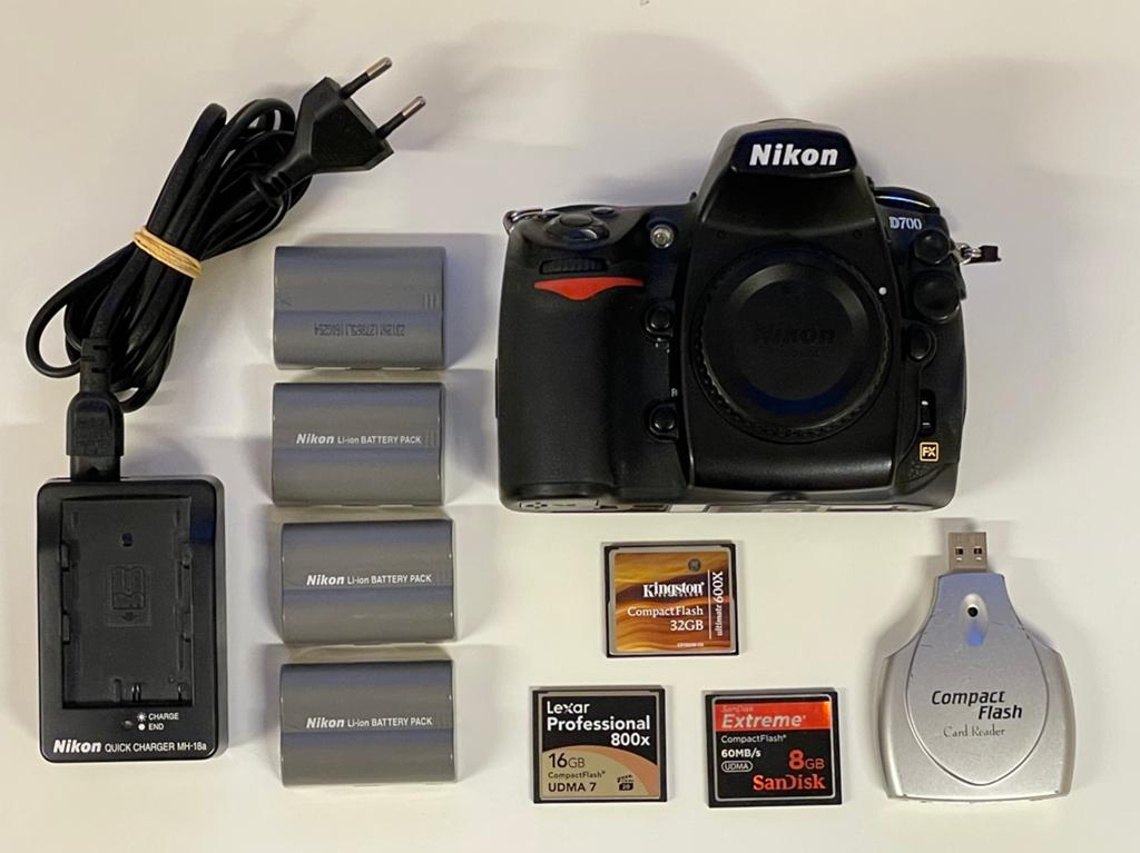 Nikon D700 + 4 batteries + 3 CF + adapter / 225000 shots, Ophalen, Gebruikt, Nikon, Geen optische zoom