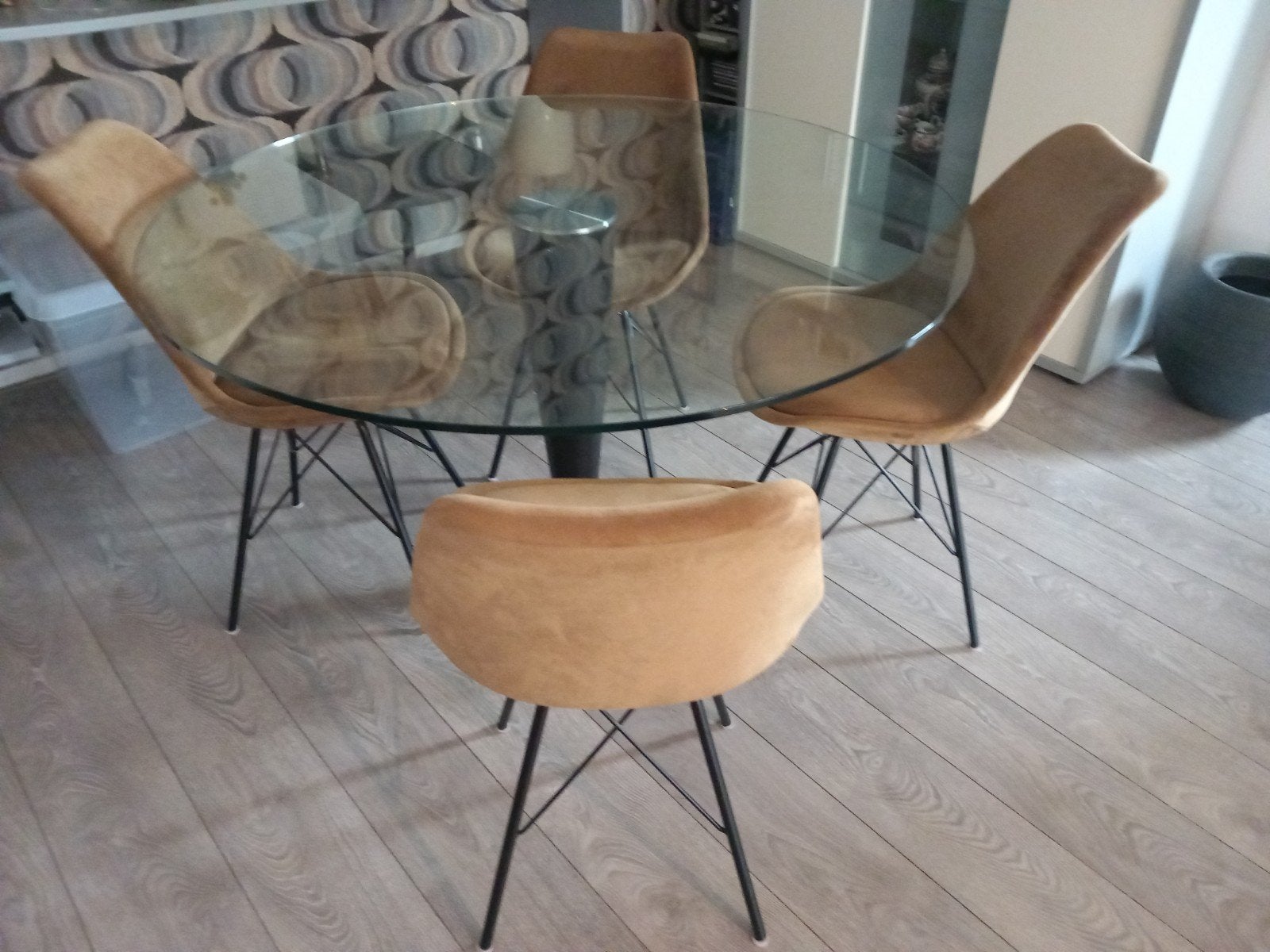 Glazen eettafel met 4 fluwelen stoelen, Ophalen, Modern, Scandinavisch, Zo goed als nieuw, Vier personen