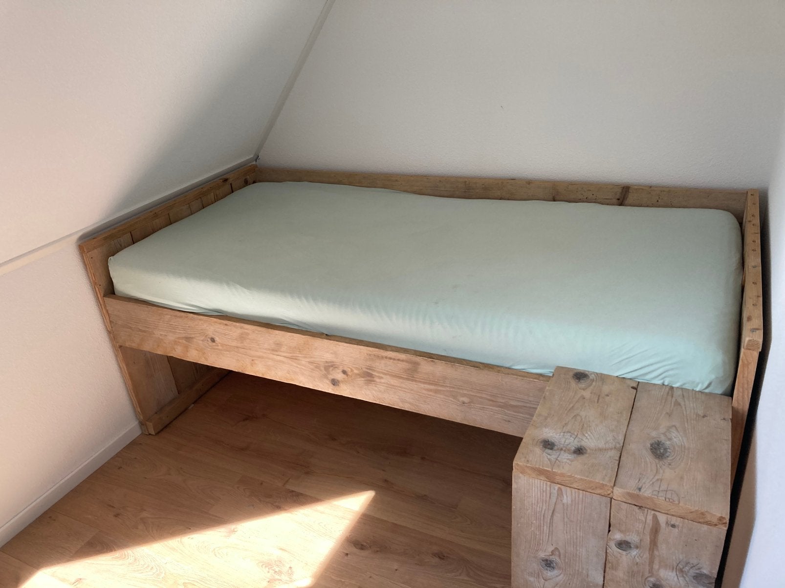 Mooi steigerhouten (half) hoogslaper / kinderbed, Ophalen, Zo goed als nieuw, Hoogslaper