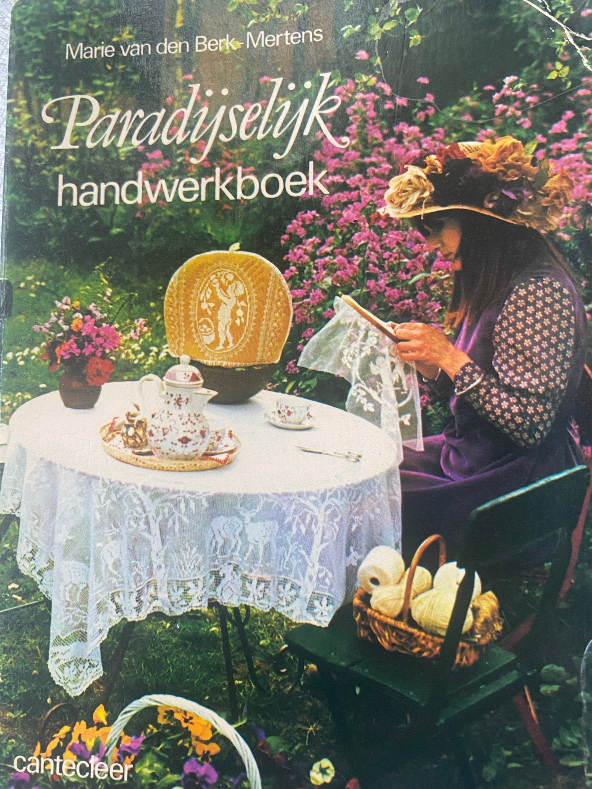 Paradijselijk handwerkboek - Marie van den Berk-Mertens, Ophalen of Verzenden, Gelezen, Borduren en Naaien
