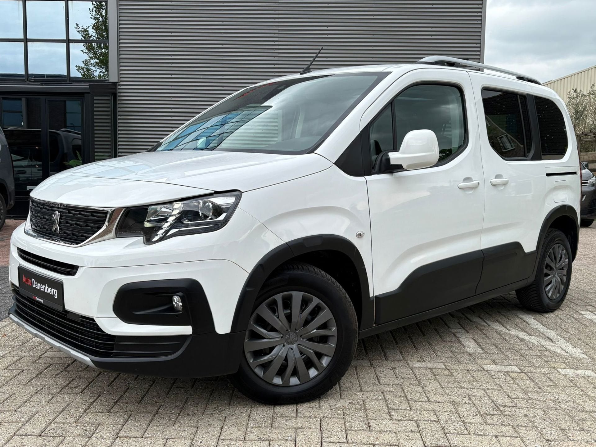 Peugeot Rifter 1.2 Puretech Allure Pano! GARANTIE, Voorwielaandrijving, Gebruikt, Zwart, 1199 cc