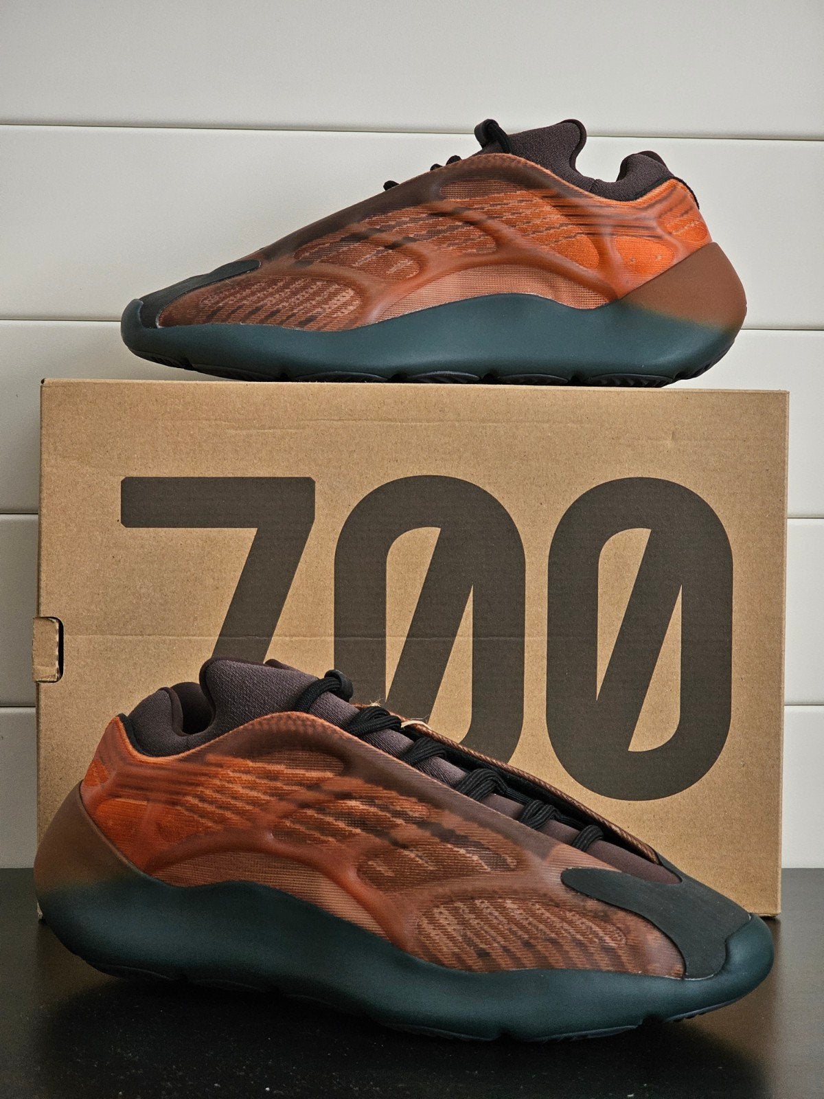 Adidas Yeezy 700 V3, Overige kleuren, Nieuw, Ophalen of Verzenden, Sneakers of Gympen