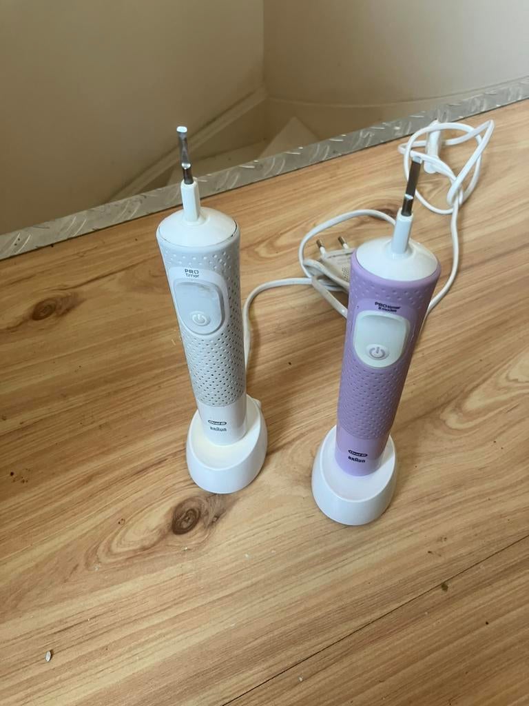 2 Oral-B elektrische tandenborstels, Ophalen of Verzenden, Gebruikt