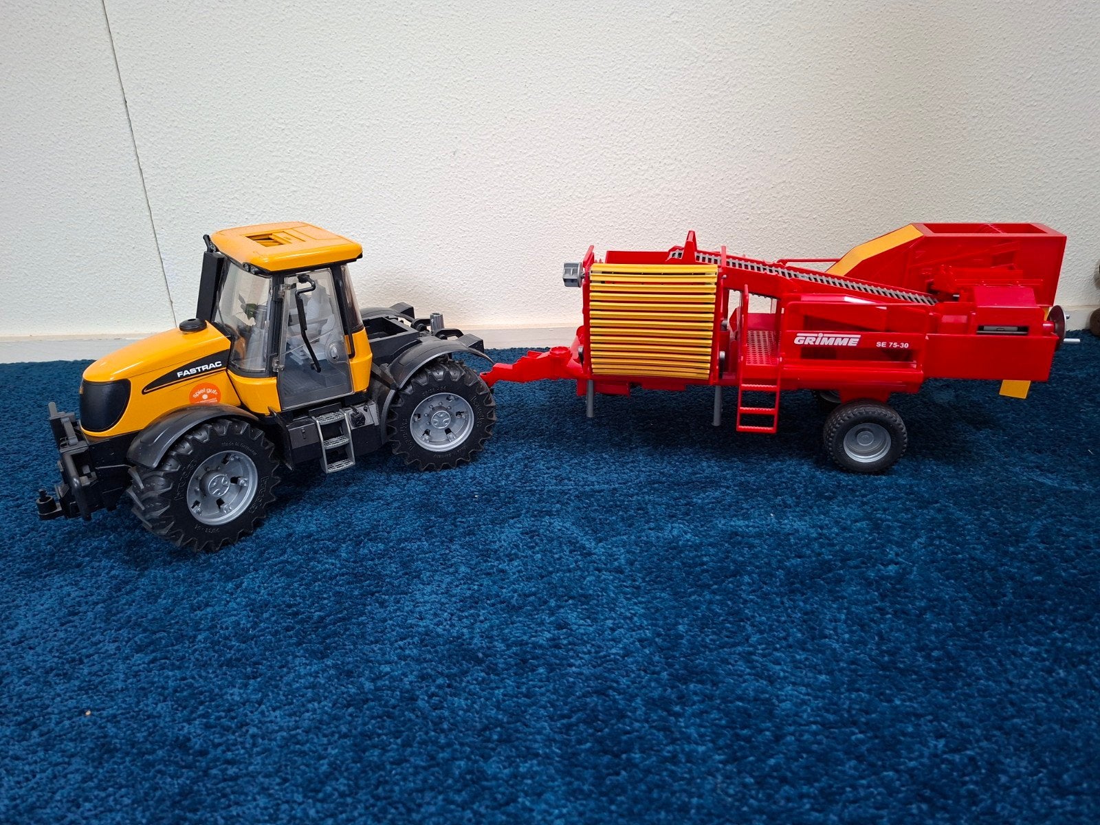 Bruder JCB Fastrac 3220 met Grimme SE 75-30 Aardappelrooier, Ophalen, Zo goed als nieuw