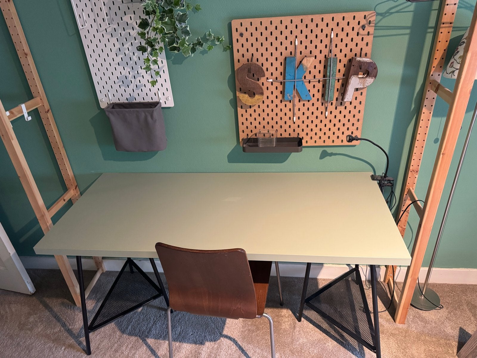 bureau met metalen onderstel ikea, Huis en Inrichting, Bureaus, Groen, Gebruikt, Metaal, Ophalen of Verzenden