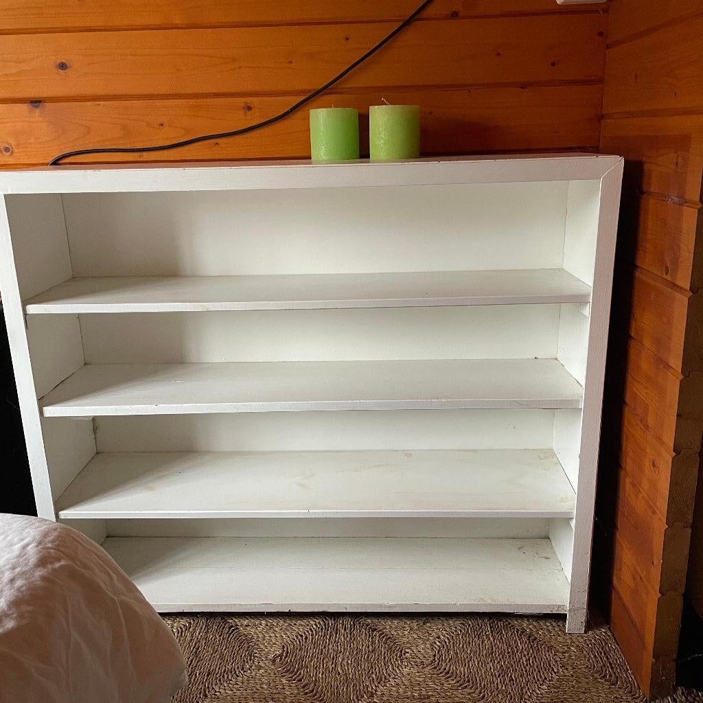 Wit houten boekenkastje, 60 jaar oud 115x97x28 cm, Huis en Inrichting, Kasten | Boekenkasten, Ophalen, Met plank(en), Gebruikt