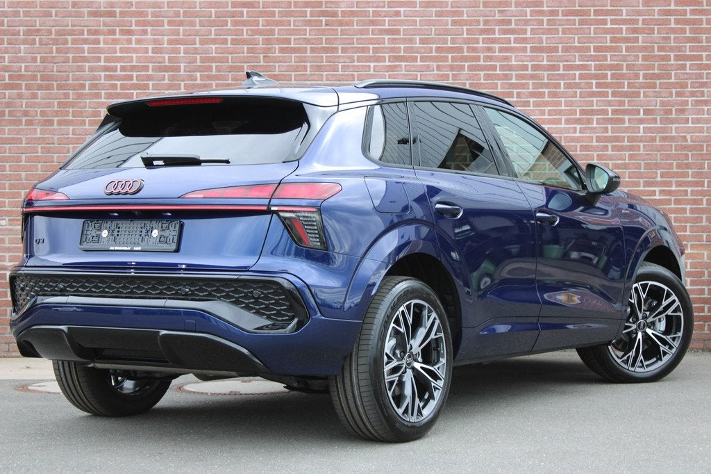 Audi Q3 1.5 272PK e-hybrid S edition |LEDER|MATRIX|AMBIENT-P, Auto's, Audi, 1800 kg, Zwart, 4 cilinders, Blauw
