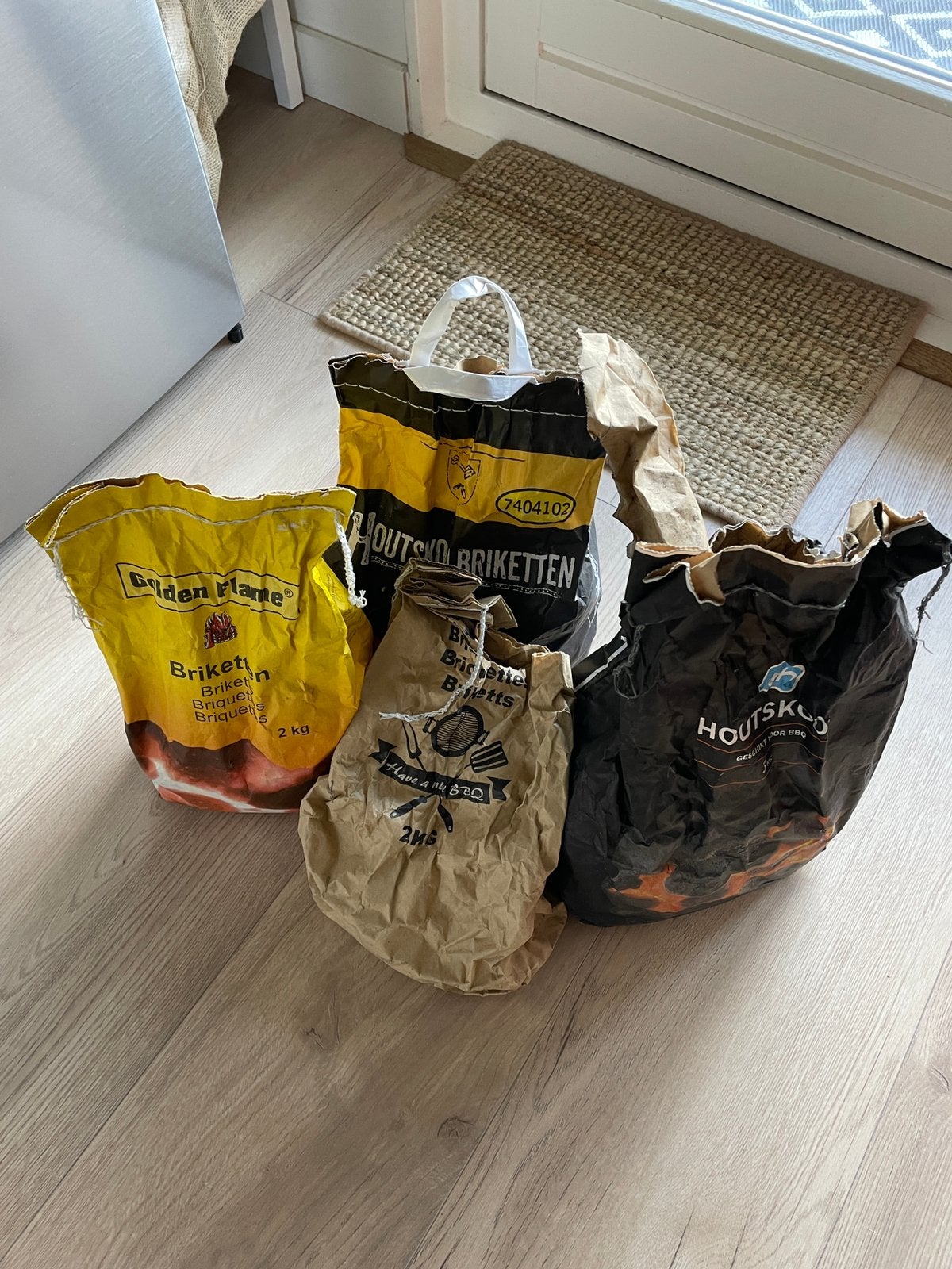 PARTIJ BBQ: 7,5 kilo briquette en houtskool BBQ, Ophalen of Verzenden, Zo goed als nieuw