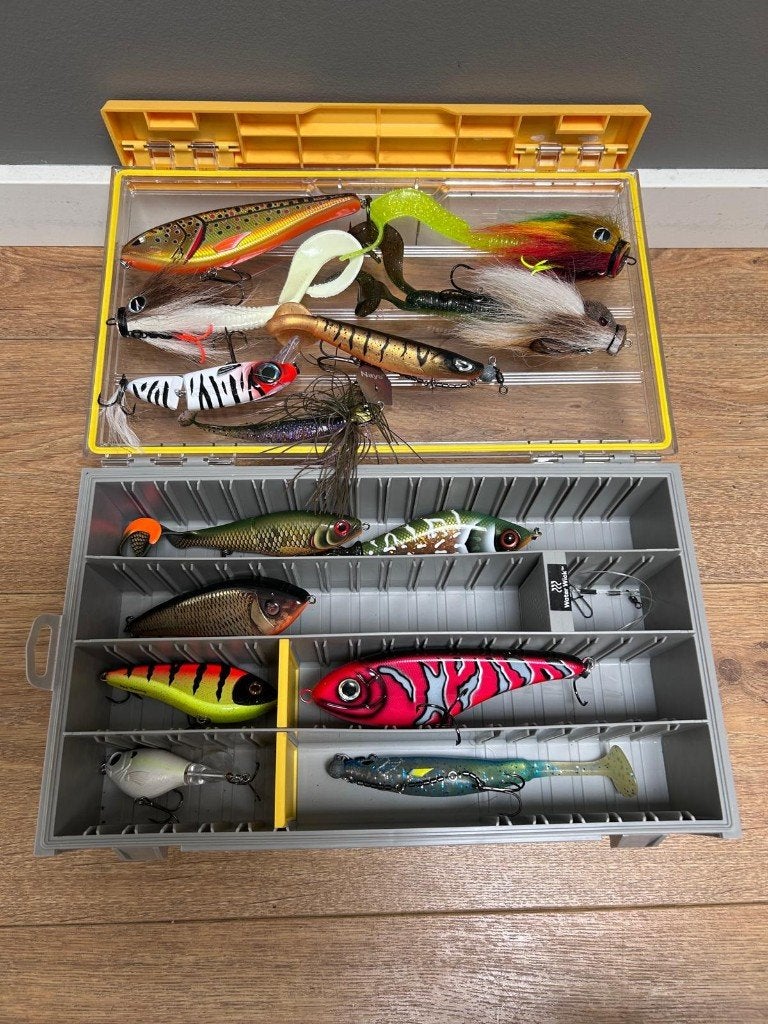 Plano Edge Deep 3700 tacklebox gevuld met mooie aasjes, Ophalen of Verzenden, Nieuw, Overige typen