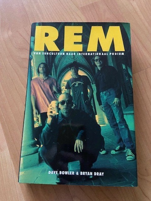 R.E.M. van subcultuur naar internationaal podium - Bowler, Ophalen of Verzenden, Zo goed als nieuw, Artiest