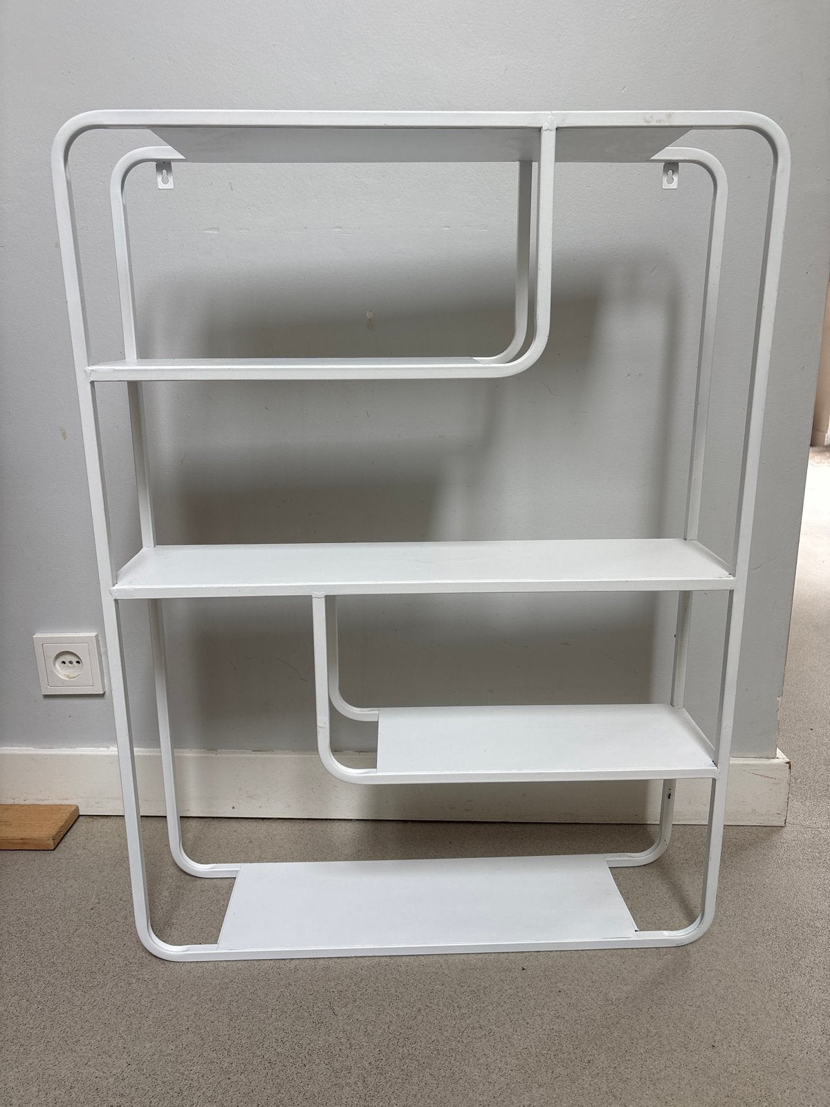 Wit metalen wandrek met 4 planken, Ophalen, Zo goed als nieuw