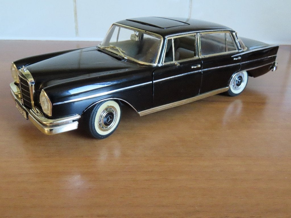 Schaalmodel Mercedes-Benz 300 SE Heckflosse 1:18 Revell, Hobby en Vrije tijd, Modelauto's | 1:18, Ophalen of Verzenden, Zo goed als nieuw