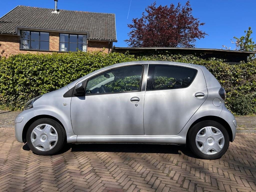 Toyota Aygo 1.0 12V Vvt-i 5DRS 2010 Grijs, Voorwielaandrijving, Zwart, 4 stoelen, 68 pk