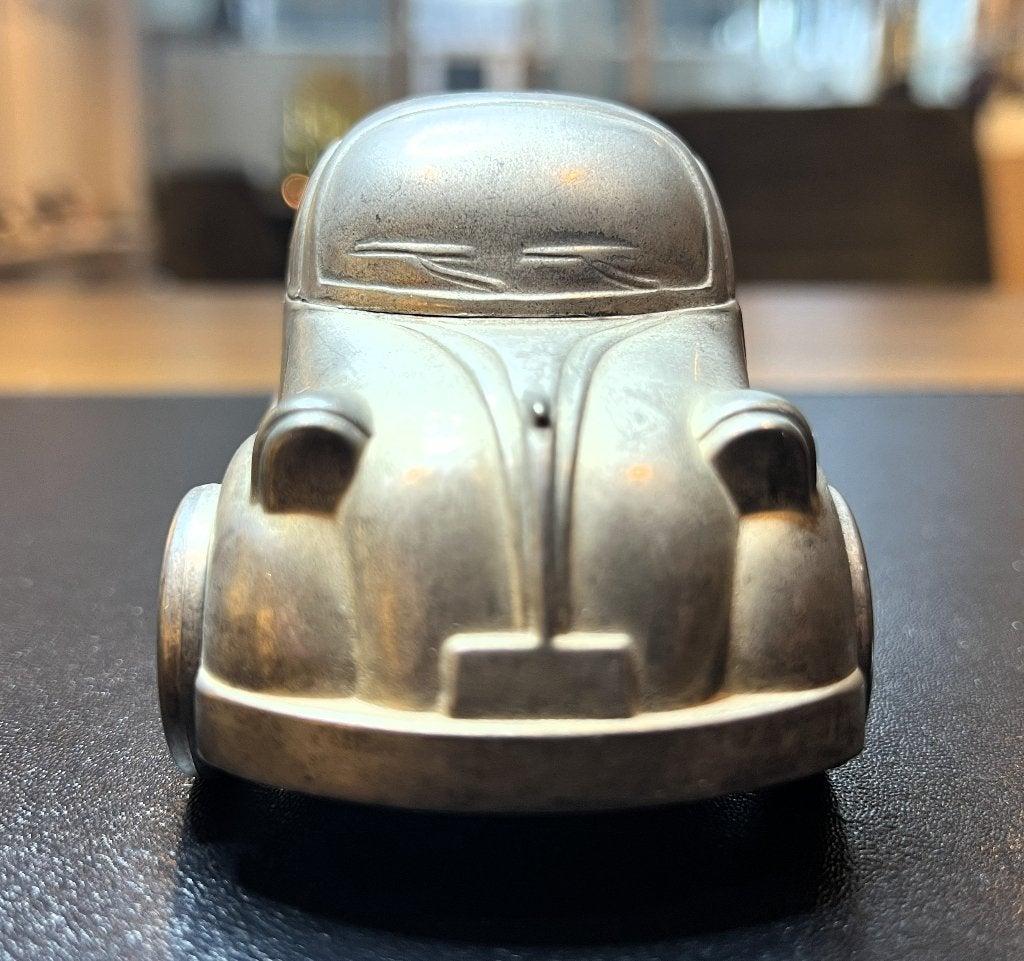 VW Kever Metalen Spaarpot met VW Speld – Rijdende Wielen, Verzamelen, Spaarpotten, Ophalen of Verzenden, Gebruikt, Metaal of Blik
