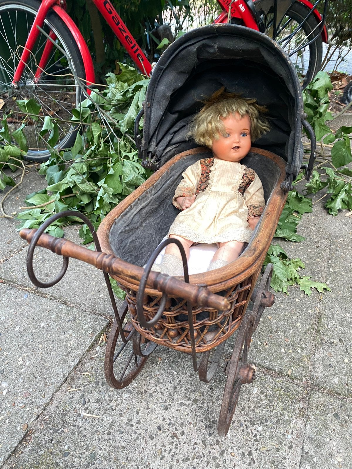 Antiek wagentje met pop, Antiek en Kunst, Antiek | Speelgoed, Ophalen of Verzenden