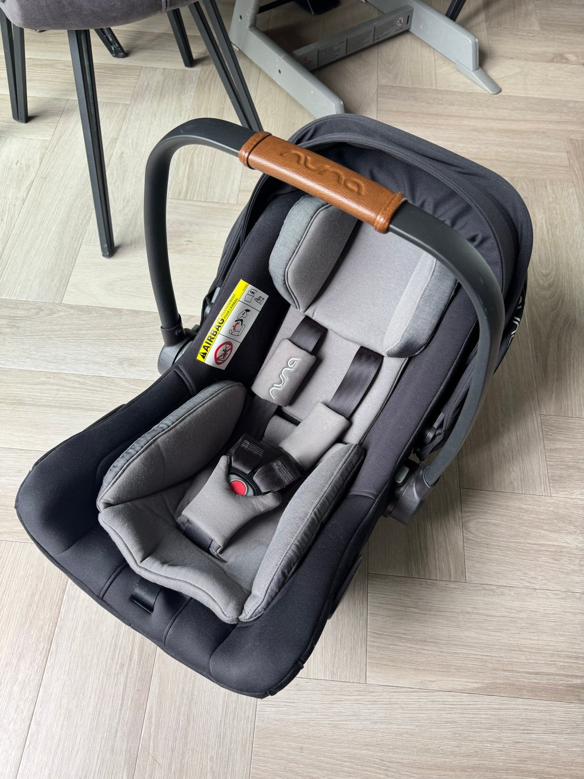 Nuna autostoel met universele regenhoes, Autogordel of Isofix, Gebruikt, Zijbescherming, 0 t/m 13 kg
