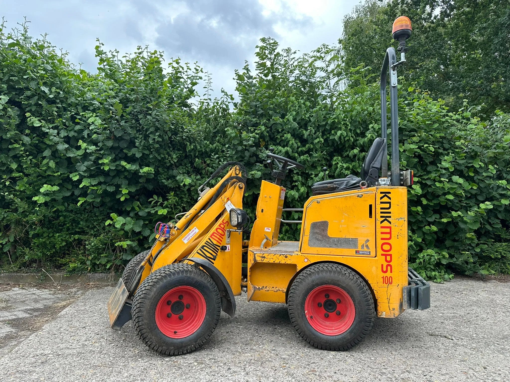 Knikmops 100 | Bouwjaar 2020 | 2350 uur (bj 2020), Célestin Toebast, Celestin@hovbv.nl, Hilsdijk 110
8051KE  Hattem, Wiellader of Shovel