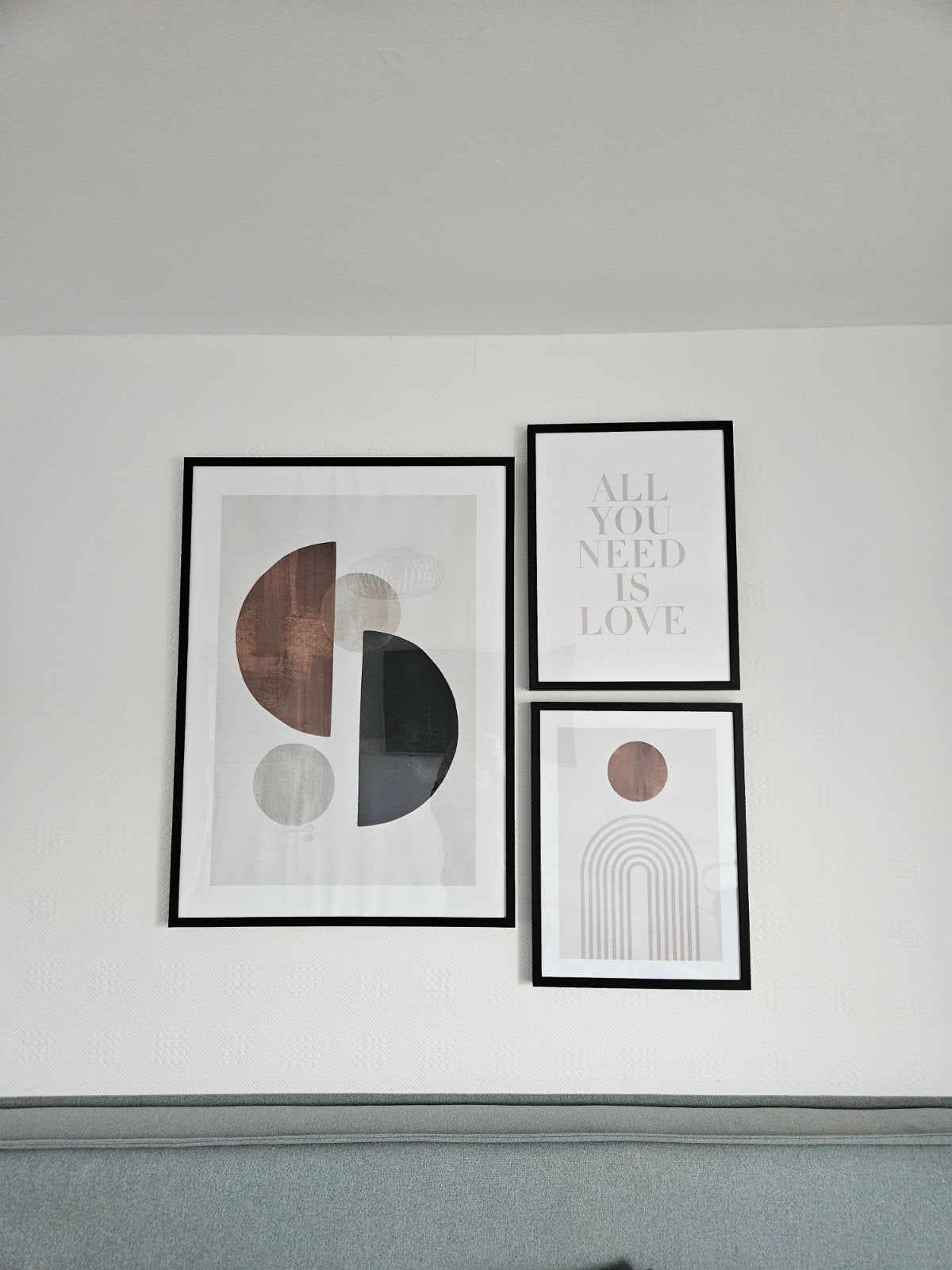 5 moderne schilderijen en 3 takken kunstbloemen, Ophalen