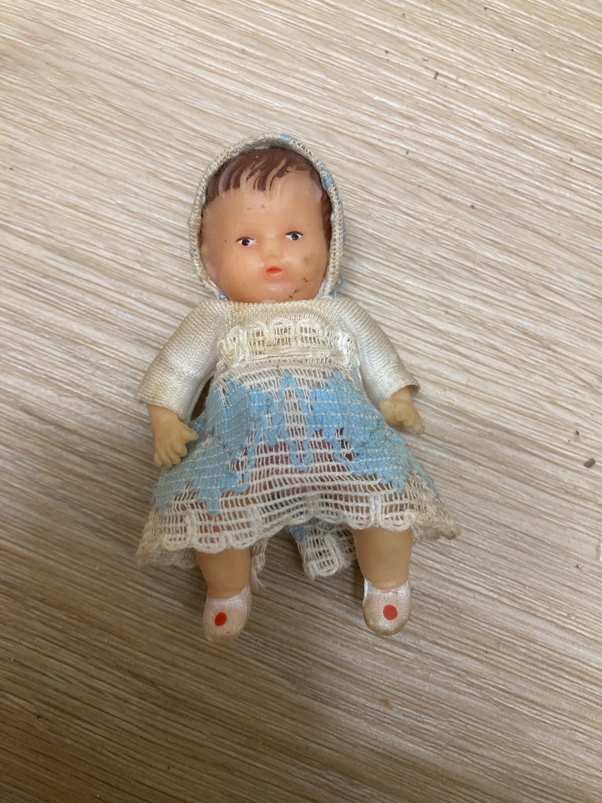 Vintage Babypopje in gehaakt jurkje, Ophalen of Verzenden, Gebruikt, Babypop