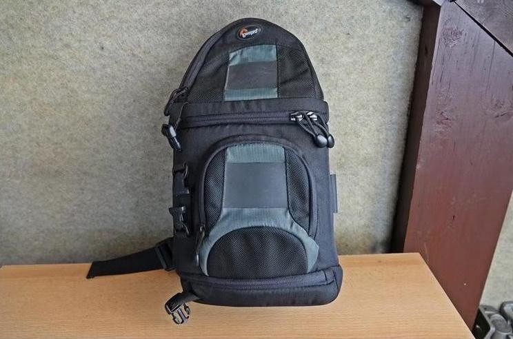 Lowepro AW100 slingshot cameratas instelbare indeling, Ophalen of Verzenden, Zo goed als nieuw, Schoudertas, Lowepro