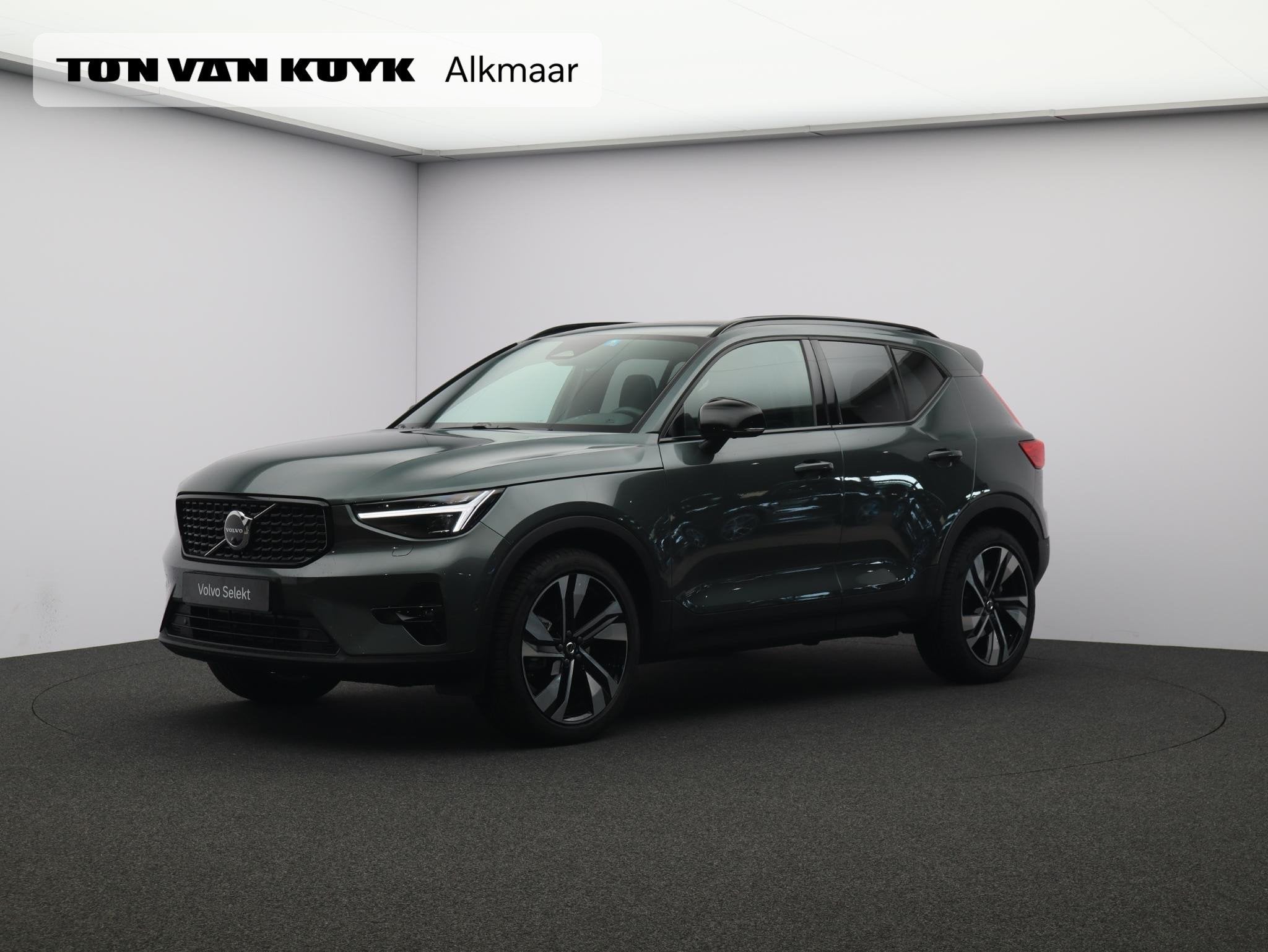 Volvo XC40 2.0 B4 Plus Dark / Pan. dak / Trekhaak / Privacy
