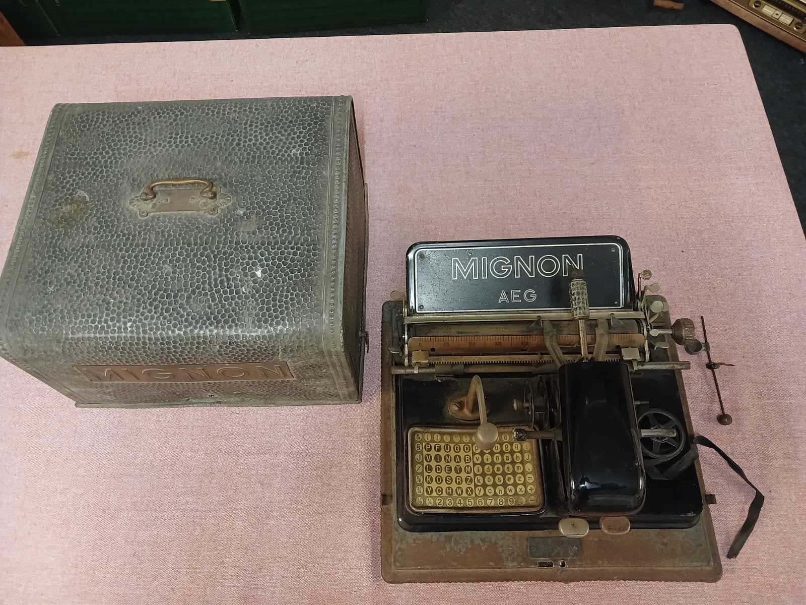 Antieke AEG Mignon typemachine met kap., Ophalen