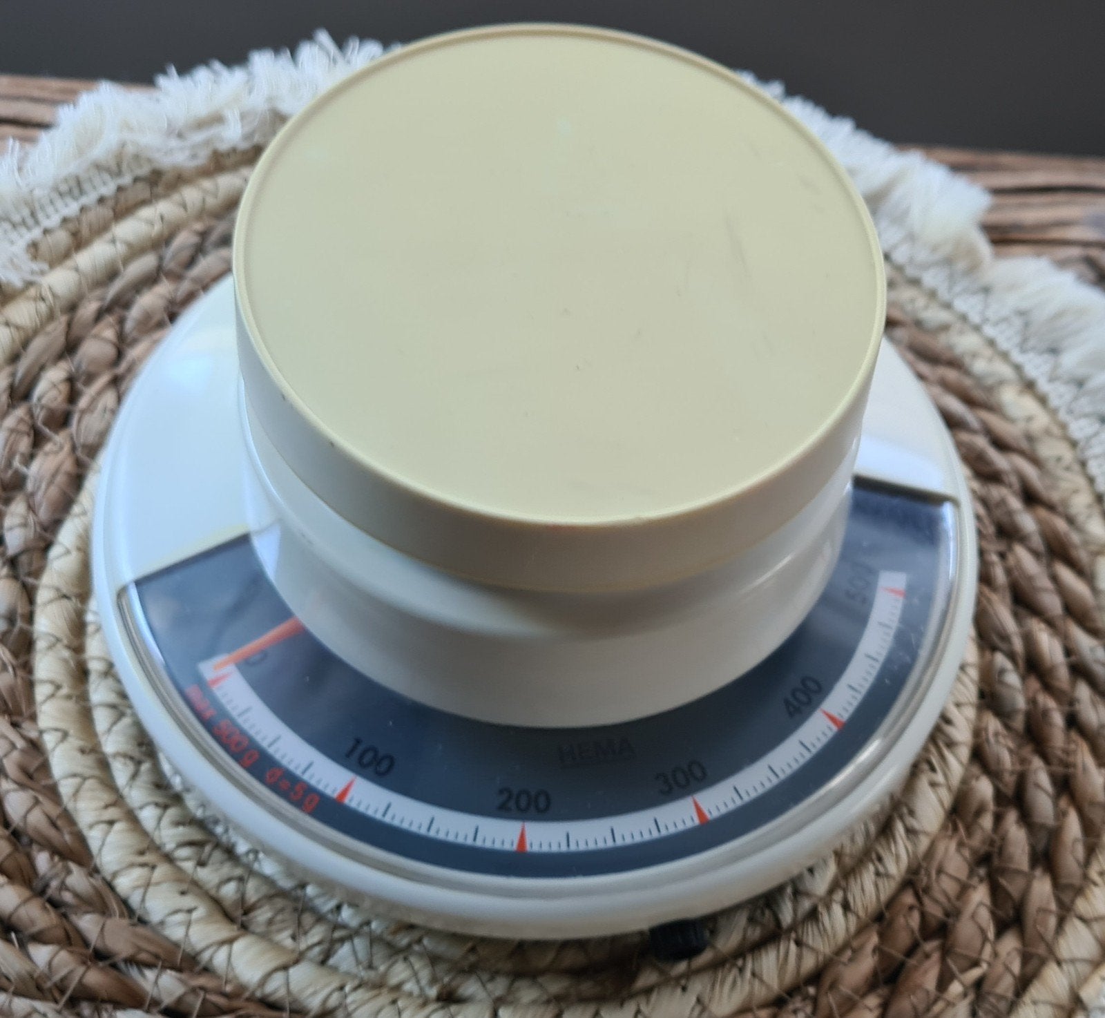 Vintage HEMA Keukenweegschaal - Analoog, tot 500 gram, Beige, Kunststof, Ophalen of Verzenden, Overige merken