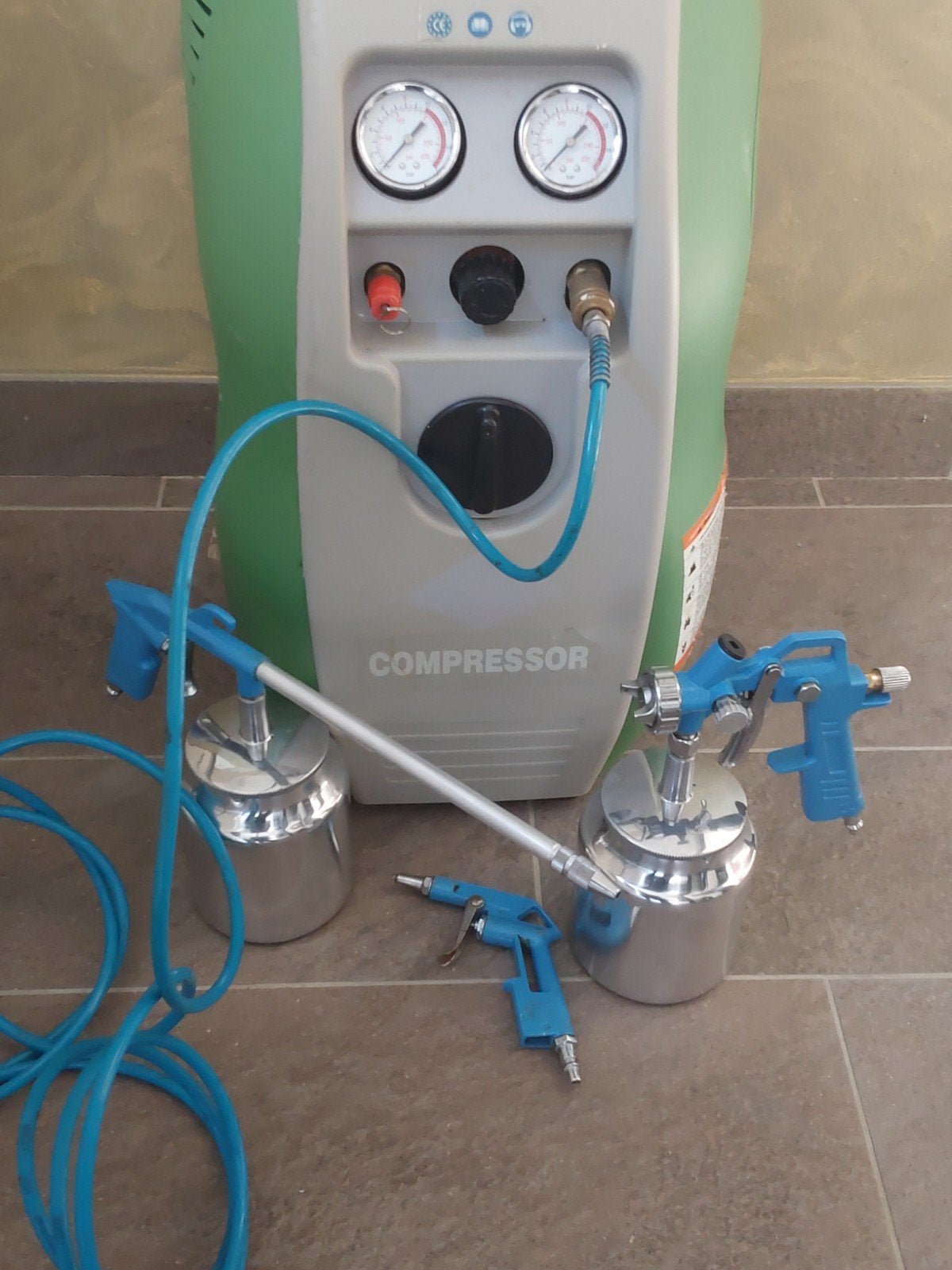 Compacte compressor met spuitpistolen, Ophalen, 6 tot 10 bar, Zo goed als nieuw, Minder dan 200 liter/min
