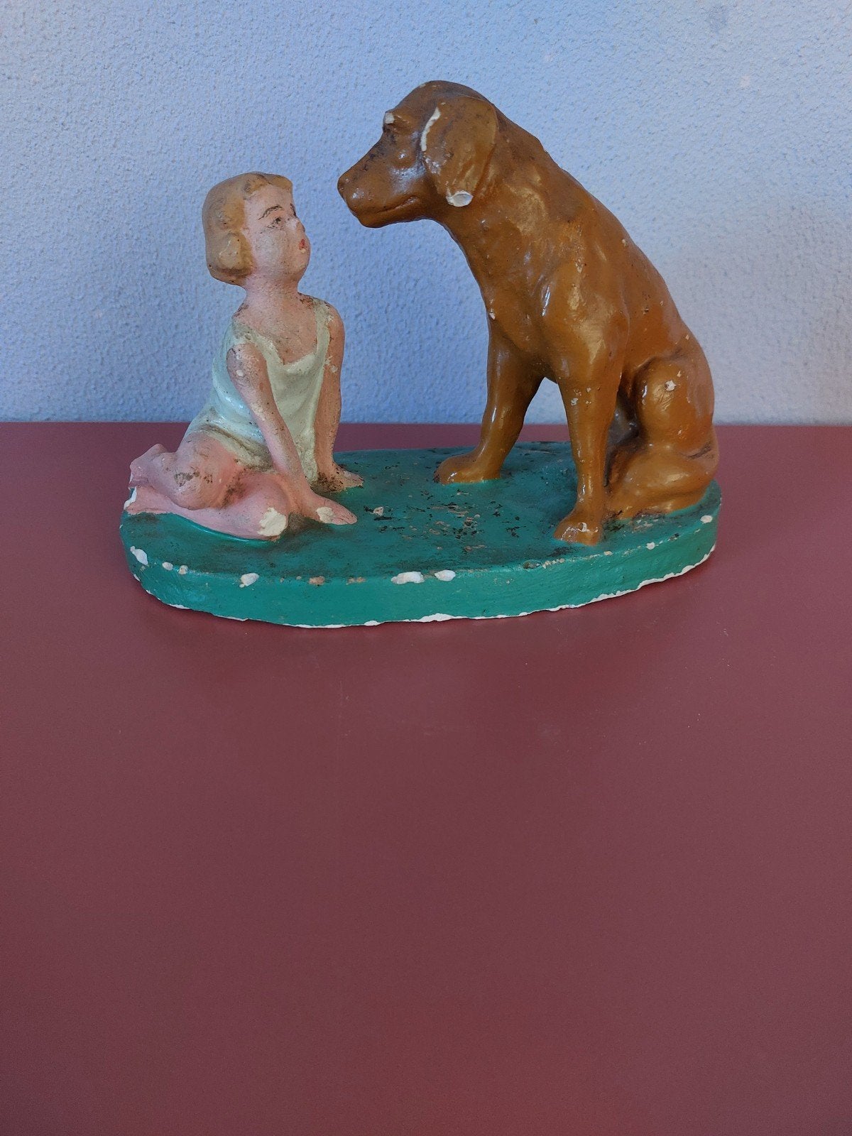 Gipsen beeldje Meisje met hond. 20/30er jaren., Antiek en Kunst, Ophalen of Verzenden